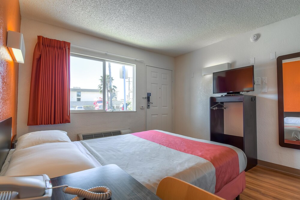 Motel 6 Los Angeles Long Beach - photo 14