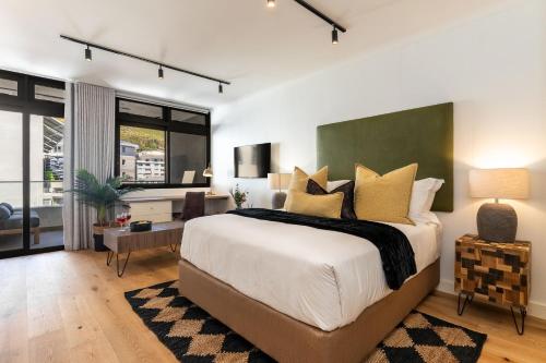 Jade Views Sea Point Studio pvt balcony views