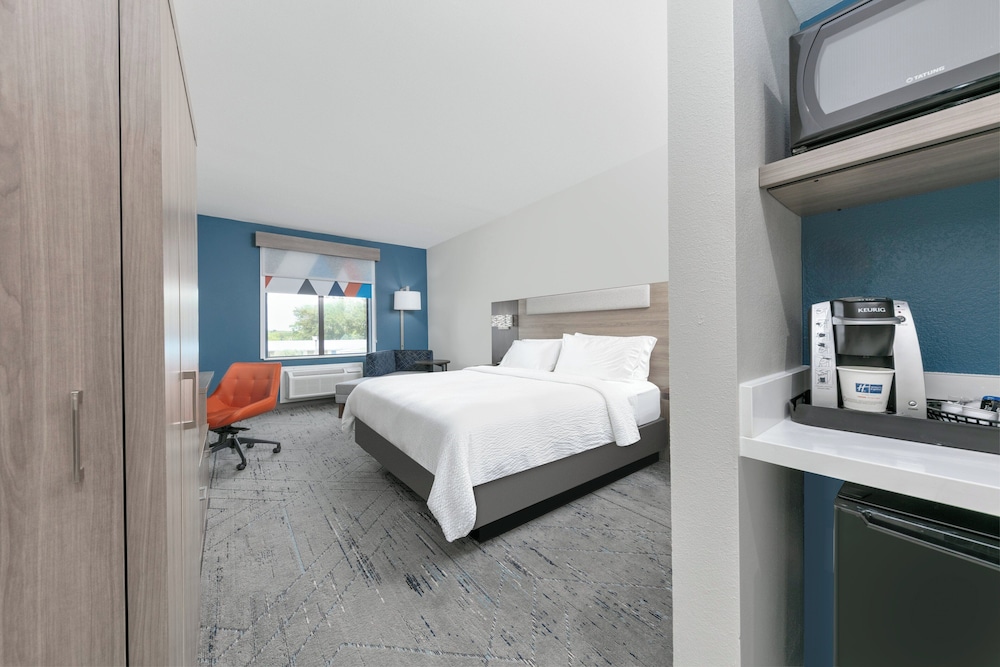 Holiday Inn Express Hotel & Suites Winnie by IHG - photo 10