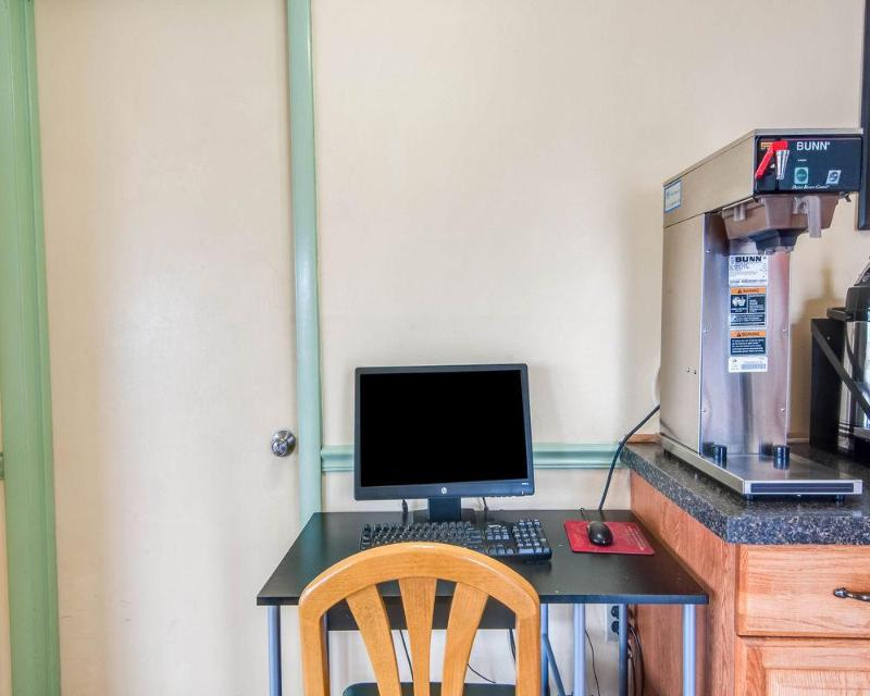 Econo Lodge East Staunton - photo 3