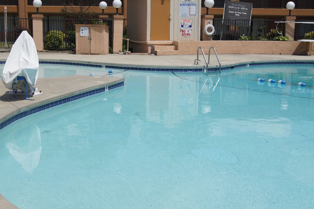 Days Inn by Wyndham Durham Near Duke University - photo 47