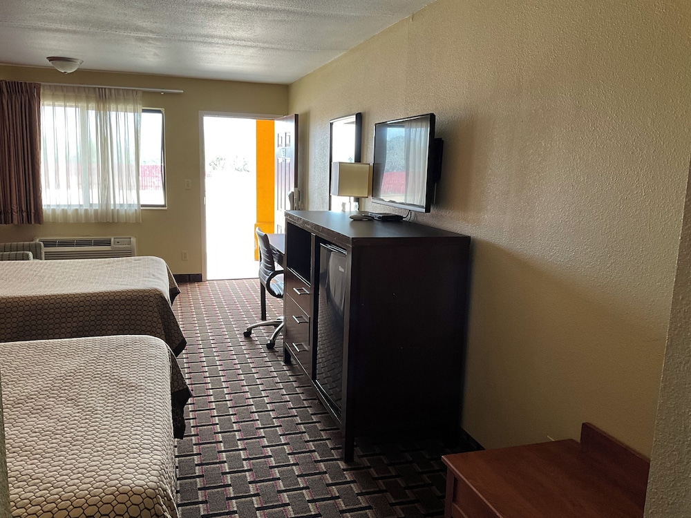 Executive Inn & Suites - photo 22