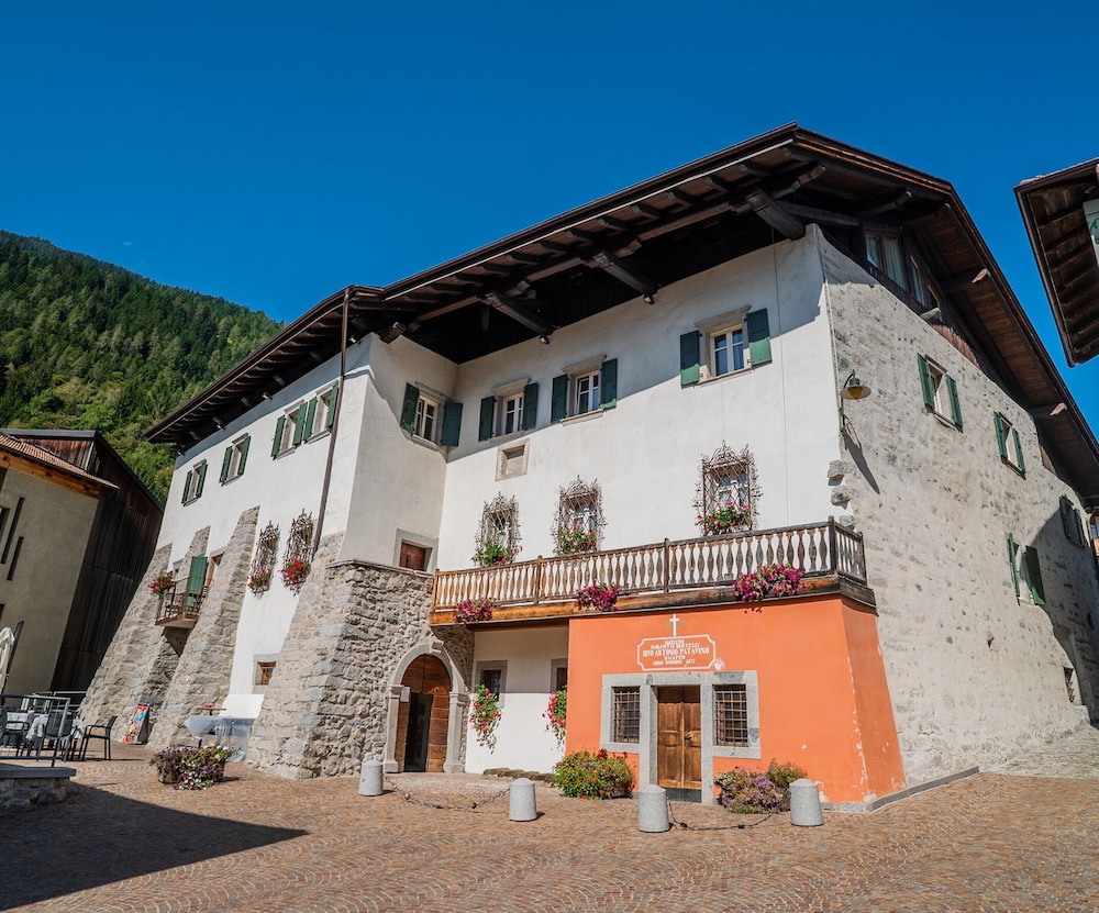 Albergo Palazzo Lodron Bertelli — hotel in Caderzone Terme