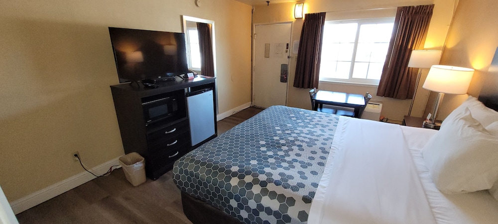 Econo Lodge Sacramento Convention Center - photo 8