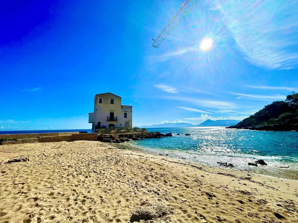Seafront House Le Finestre Sul Mare With Balcony — 4-Star Luxury Hotel in Santa Flavia, Italy