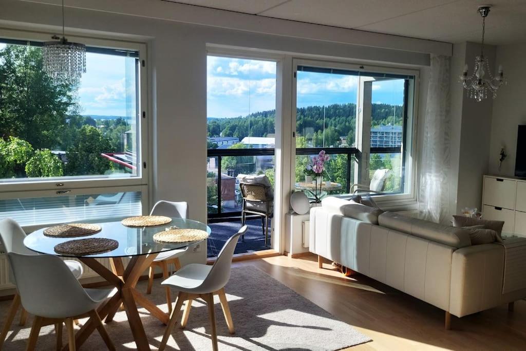 Ylellinen saunallinen kolmio järvinäkymällä — 4-Star Luxury Hotel in Lahti, Finland