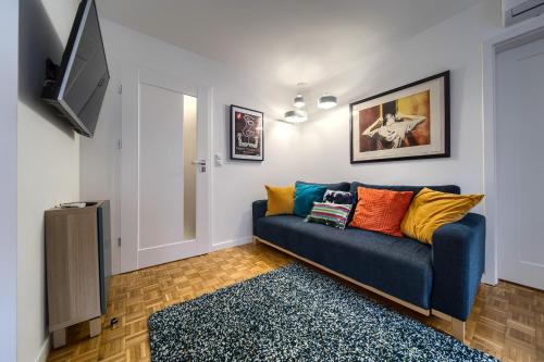 Neon Apartment by BookingHost — 4-Star Luxury Hotel in Wroclaw, Poland