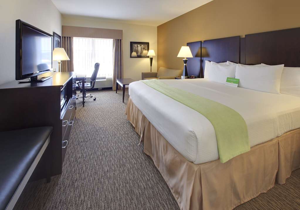 La Quinta Inn & Suites by Wyndham Memphis Wolfchase - photo 20