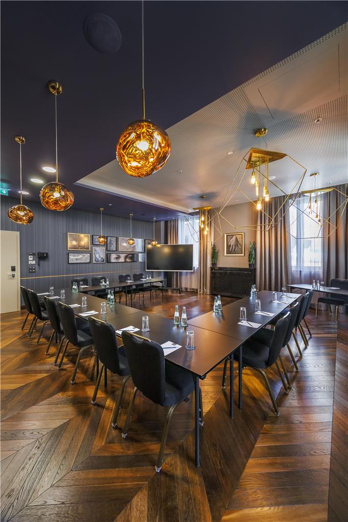 Park Plaza Lounge Ushape