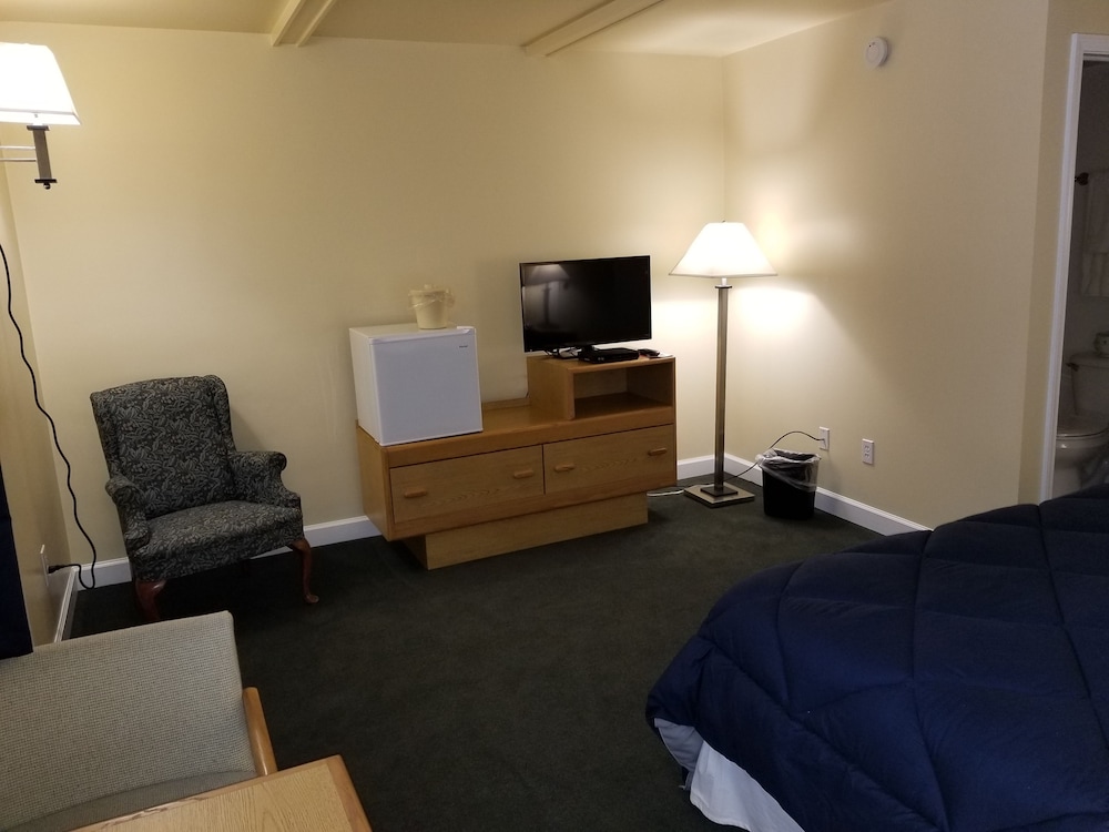 Captain's Quarters Motel - photo 18