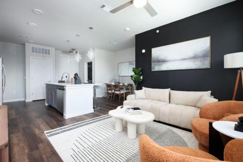 2BR Urban Escape w Prkng Near Rvrwalk & Conv Ctr — 4-Star Luxury Hotel in San Antonio, United States