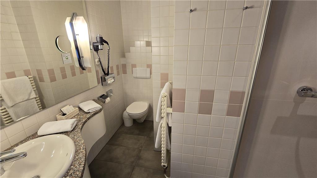 suite bathroom