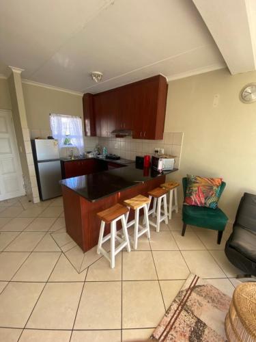 Spacious Entire Townhouse near Muizenberg Beach