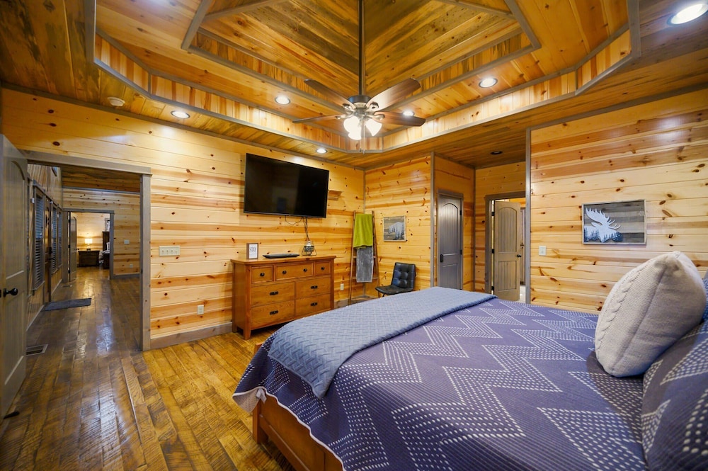 Heartland Retreat tree lined hot Tub game Room — Broken Bow — photo 3