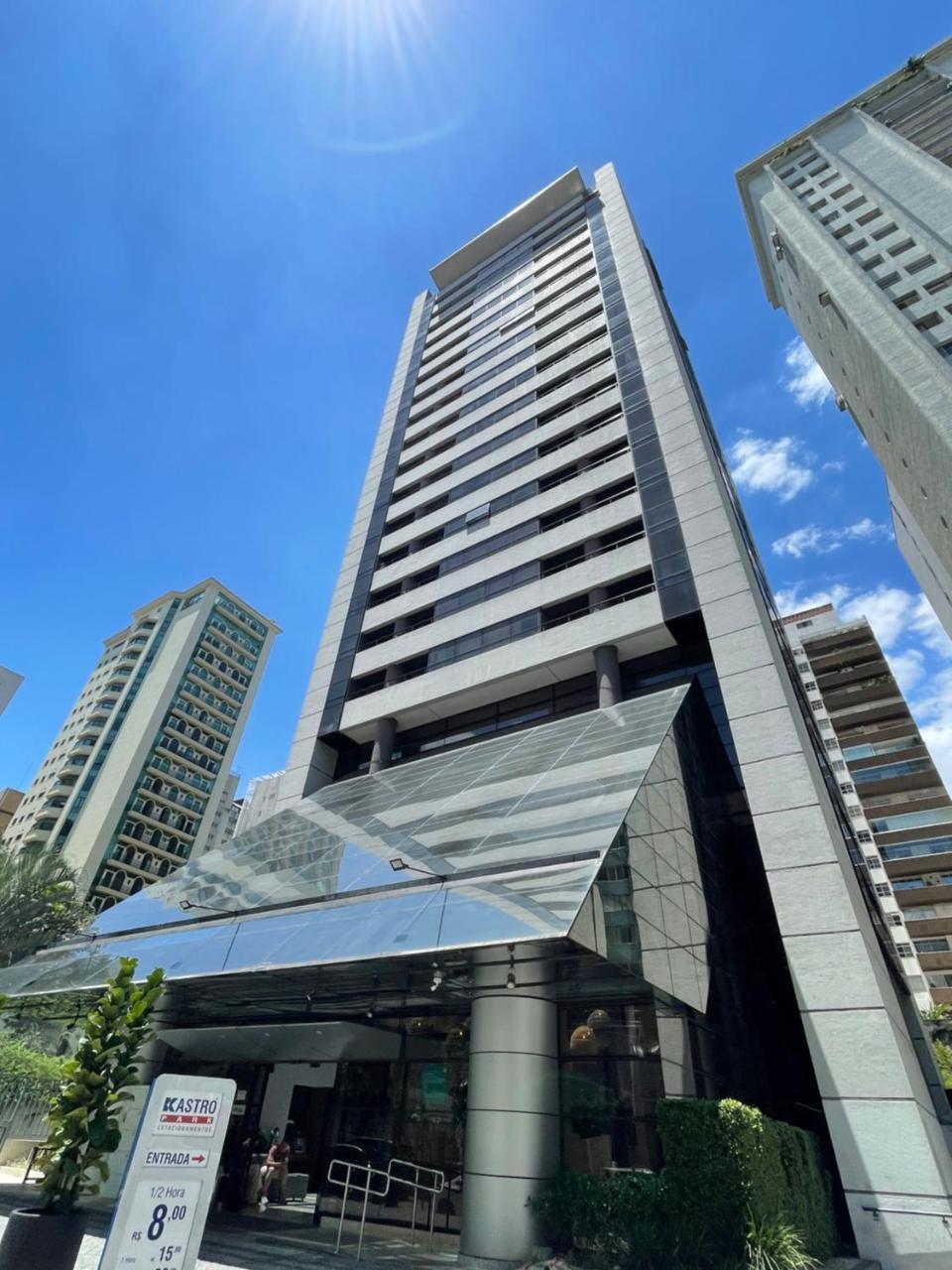 Flat no hotel Q. Paulista nos Jardins com sacada