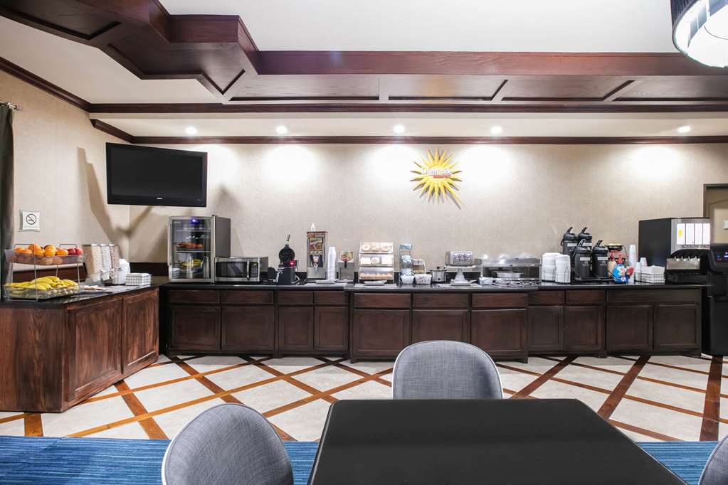 La Quinta Inn & Suites by Wyndham DFW Airport West Euless - photo 45