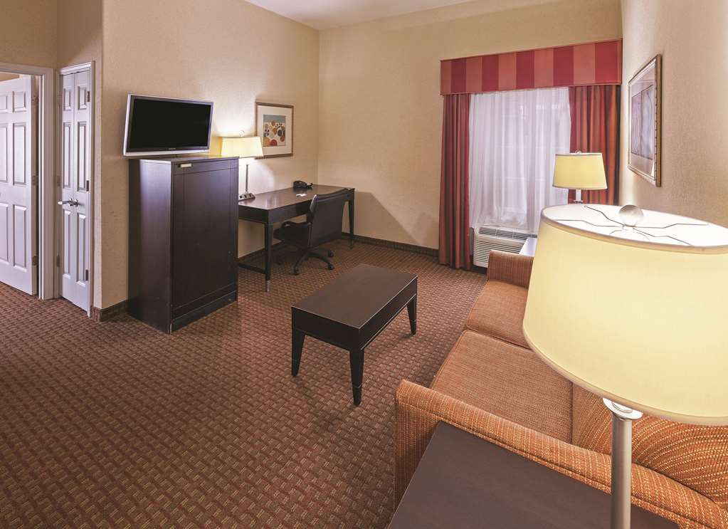 La Quinta Inn & Suites by Wyndham Port Arthur - photo 33