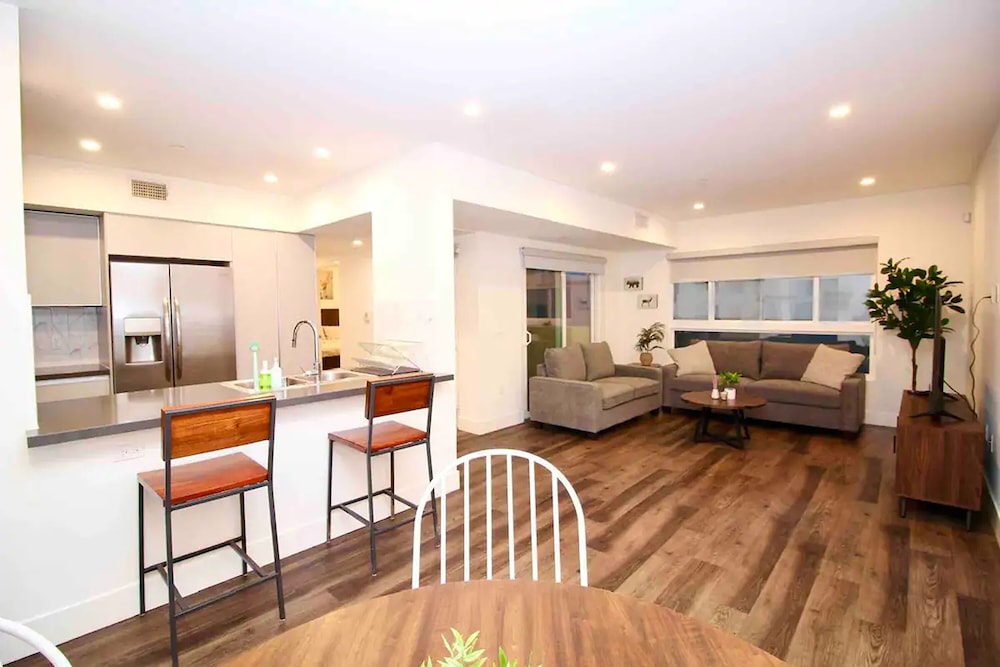 Los Angeles Premium City Suites Free Secured Parking - photo 3