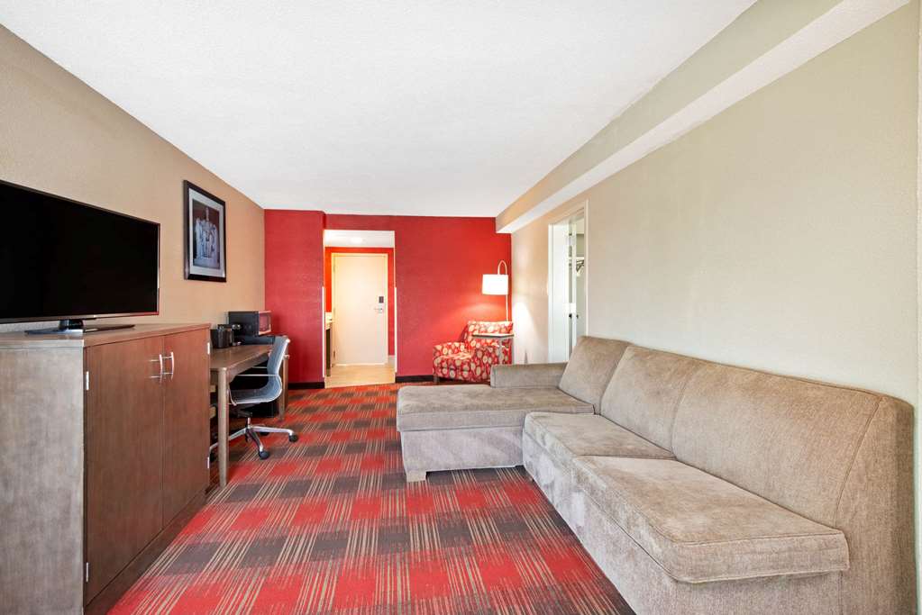 La Quinta Inn & Suites by Wyndham DC Metro Capital Beltway - photo 65