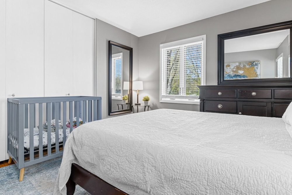 Minne getaway Designer Stay South Of The River in Apple Valley, United States