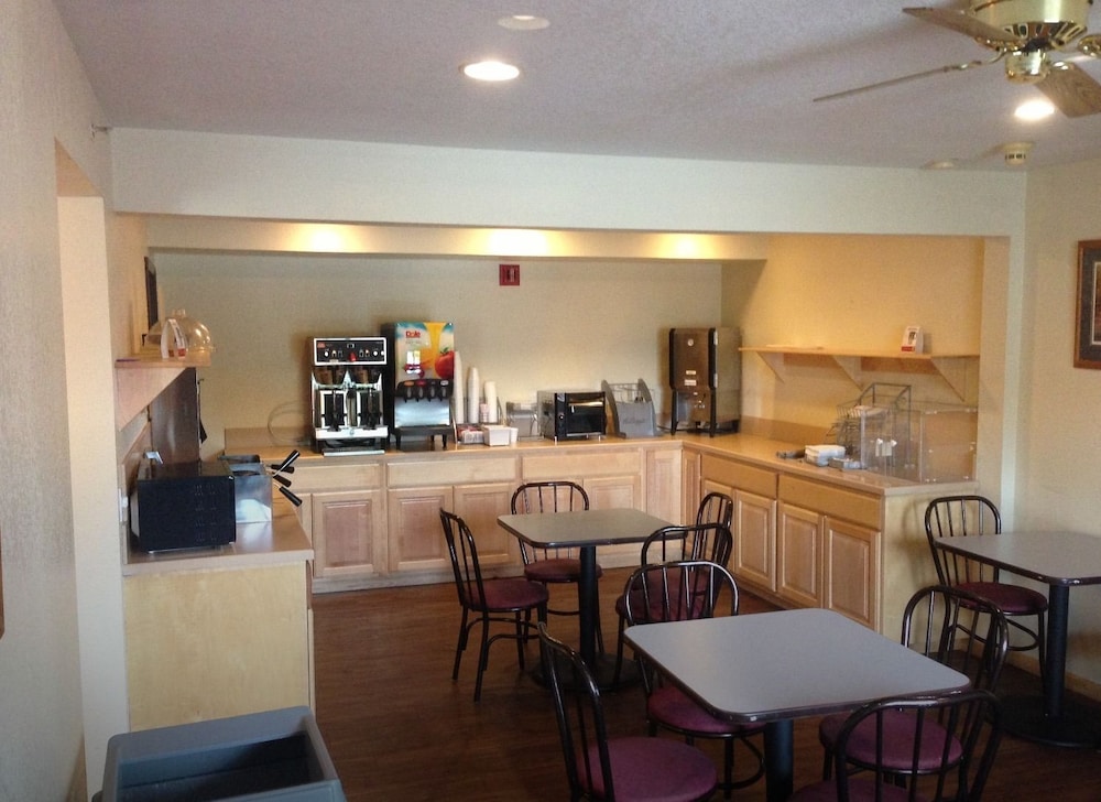 Super 8 by Wyndham Bridgeview of Mackinaw City - photo 44