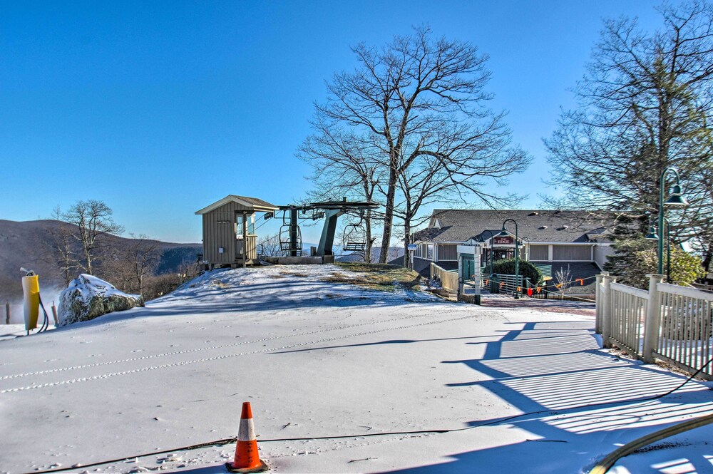 Snug Wintergreen Resort Studio Ski In and Out - photo 5