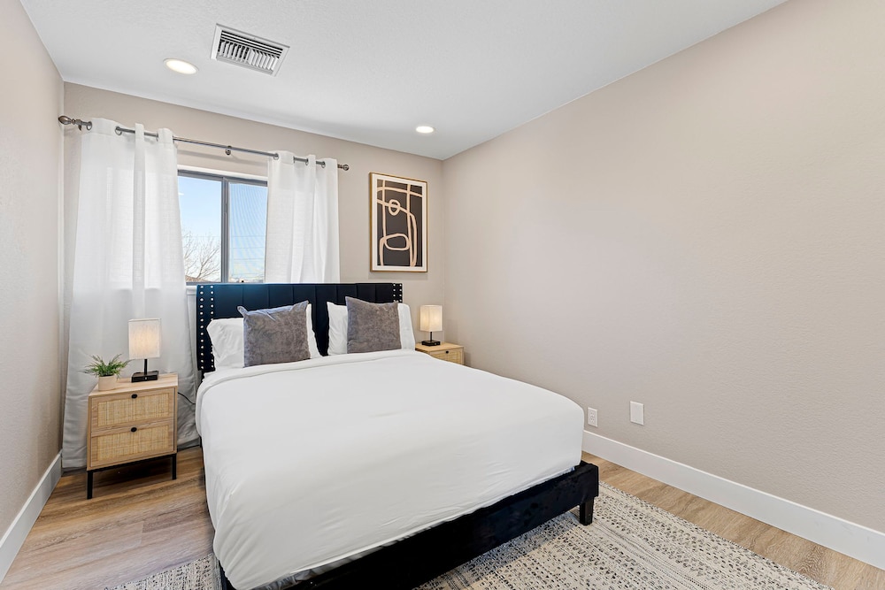 Elegant 4BD Reno Abode Close to Shops and Casinos - photo 10