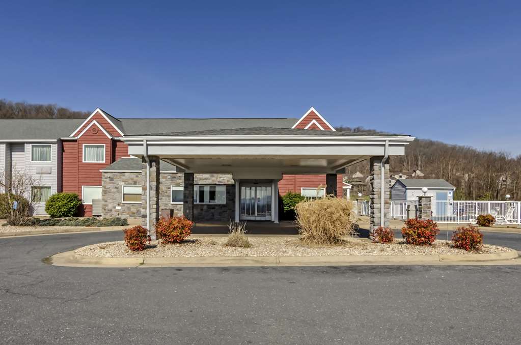 Clarion Pointe Staunton East — hotel in Staunton