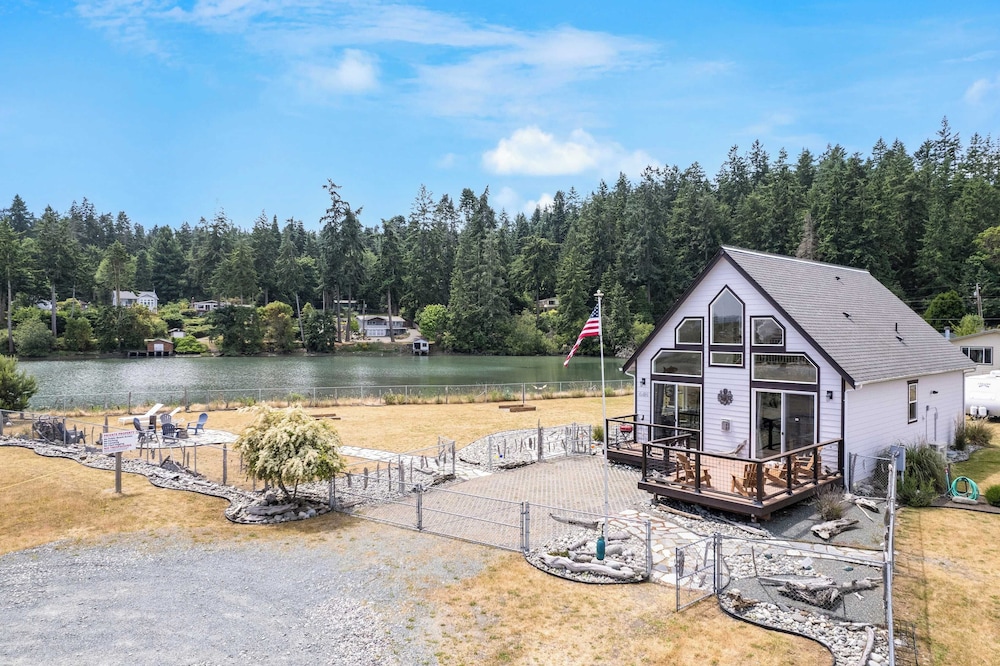 Sisters by the Sound by AvantStay Beach Access in Coupeville, United States