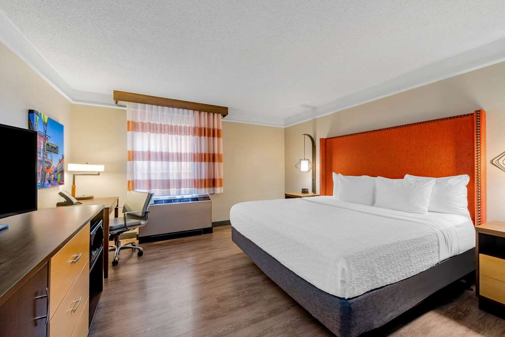 La Quinta Inn & Suites by Wyndham New Orleans Downtown - photo 35