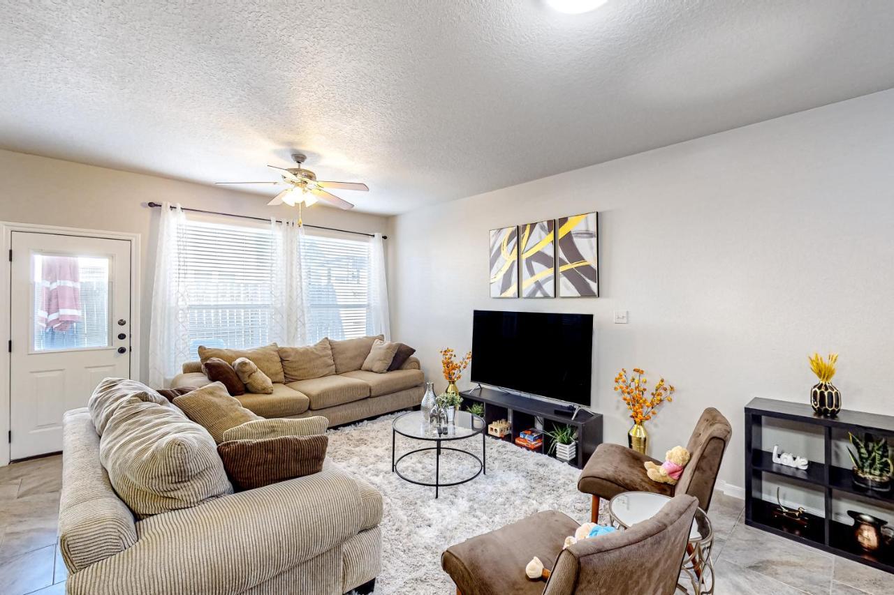 3BR with Yard Updated Interior with AandC and WandD in Conroe, United States