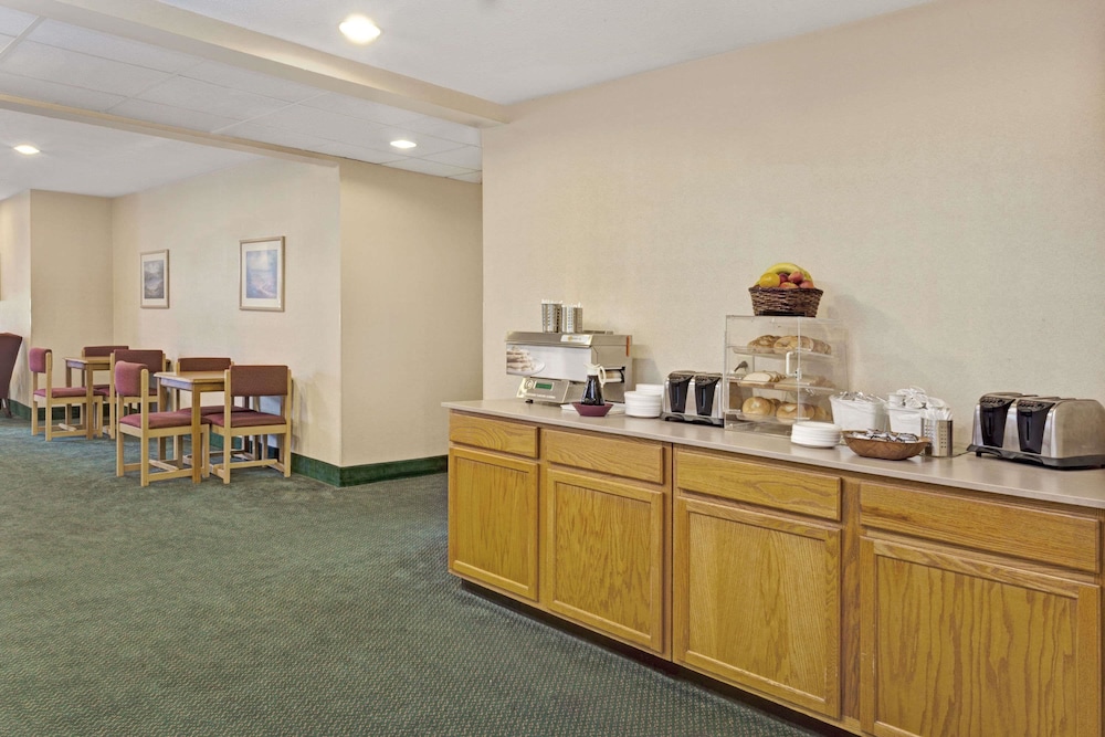Red Lion Inn & Suites Elk Grove Village - photo 30
