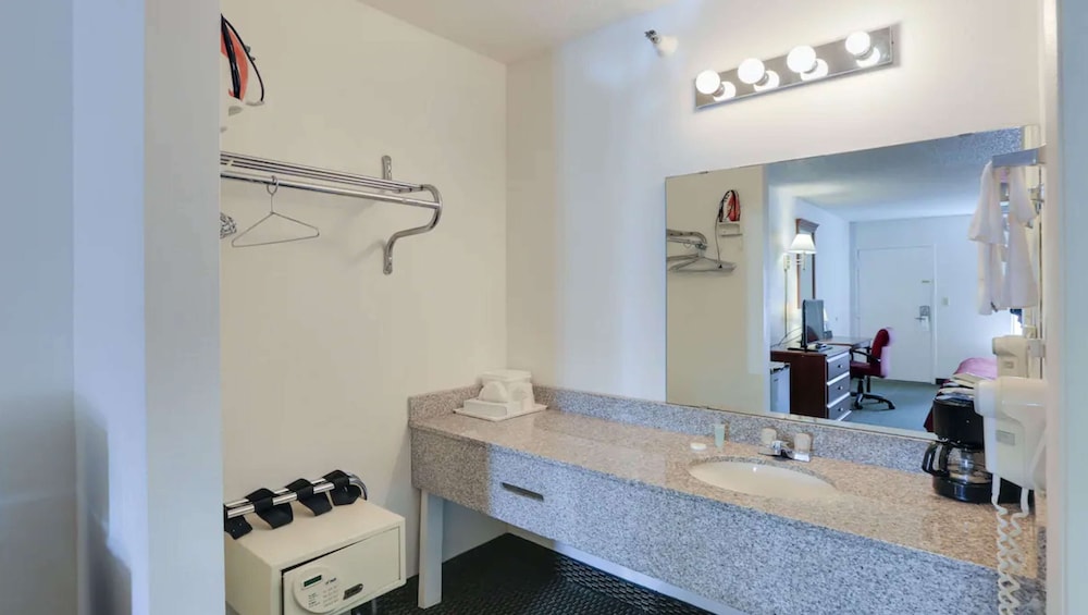 Magnuson Hotel Bradenton - photo 18