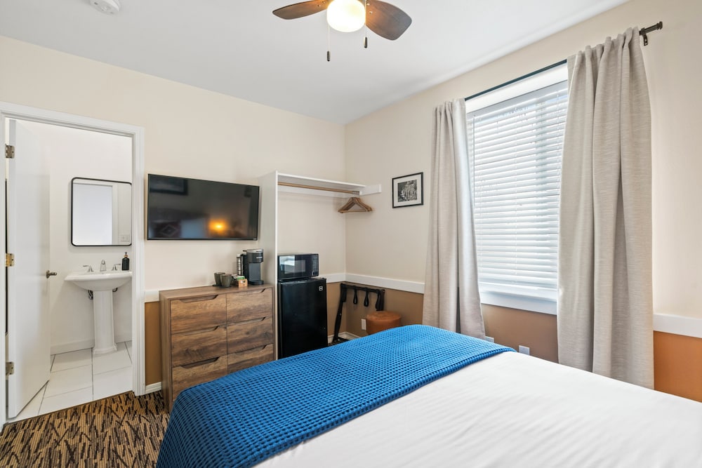 The Bent Elbow Hotel and Restaurant - photo 27