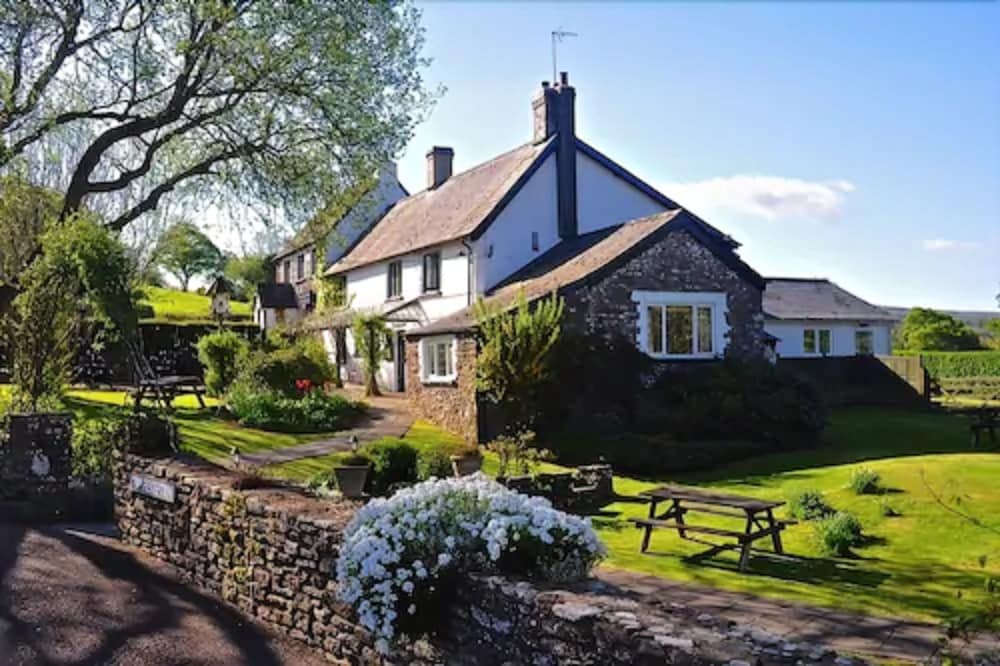 The Greyhound Inn & Hotel - carbon neutral hotel in Usk