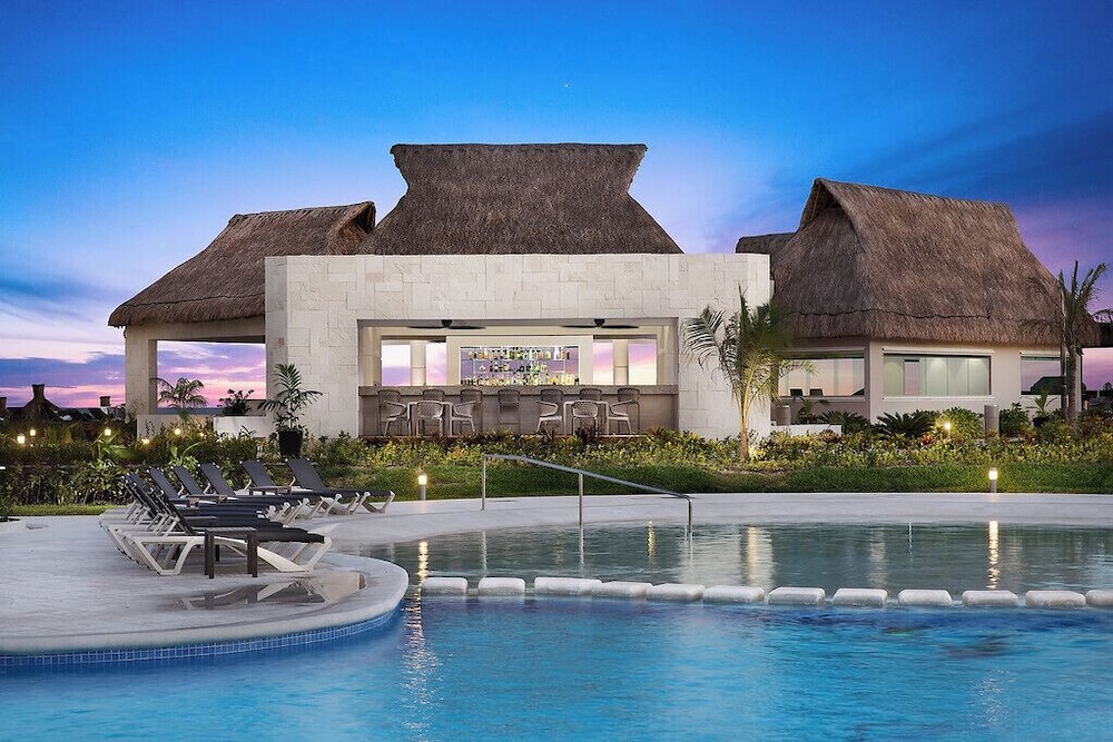 Poolside bar