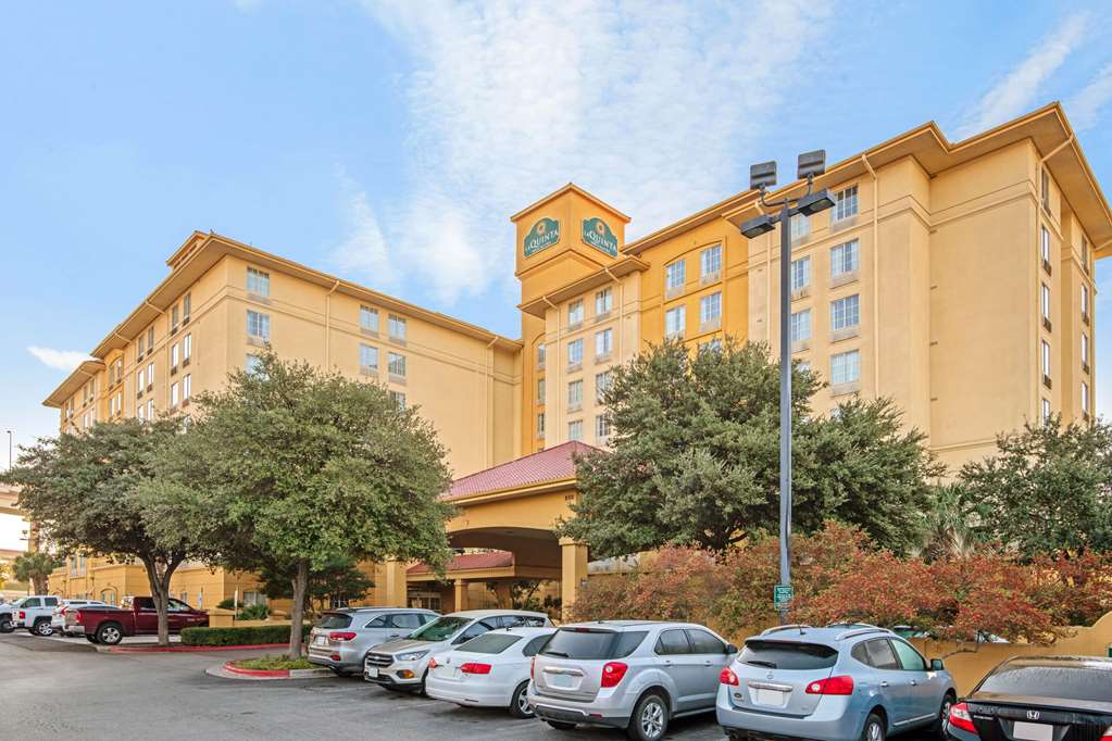 La Quinta Inn & Suites by Wyndham San Antonio Airport - featured photo