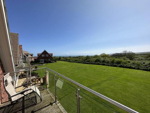 Britannia House Seaview and Balcony Part of the The Bay Filey Holiday Village with pool gym and direct beach access pub restaurant tennis and meadows walks — 4-Star Luxury Hotel in Filey, United Kingdom