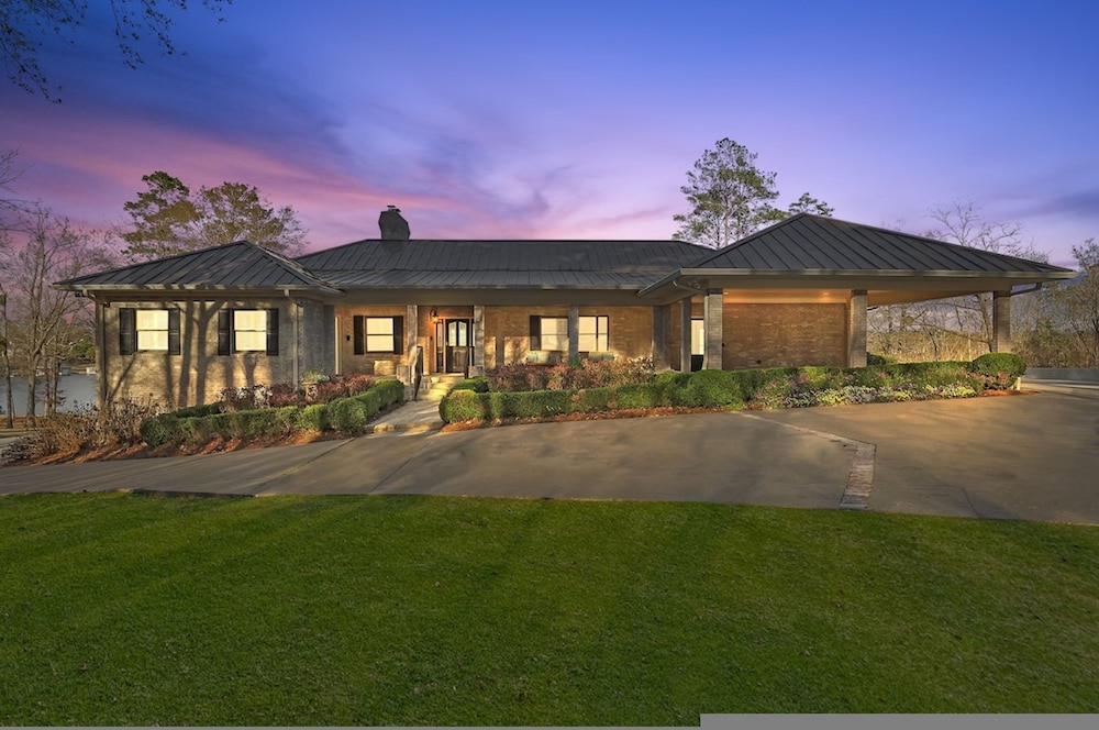 7BR Lakefront Haven Pool Hot Tub Gated 4acres in Macon, United States
