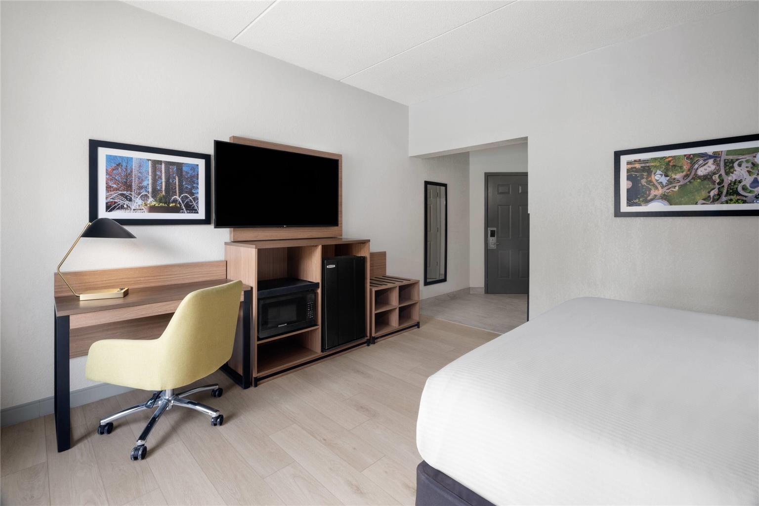 La Quinta Inn & Suites by Wyndham Raleigh Cary - photo 22