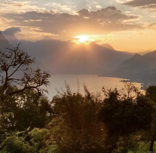 Ferienhaus mit Berg und Seesicht in Unknown City, Switzerland