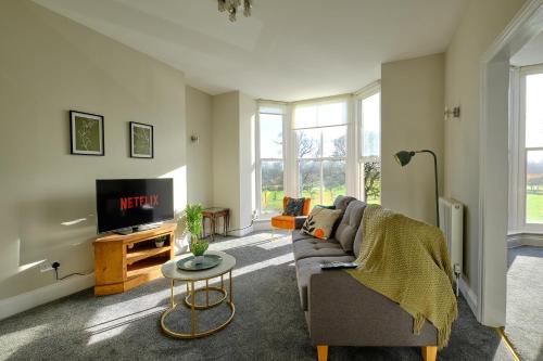 F1 Team Flat 4 Separate Beds Van Parking & 1GB WiFi