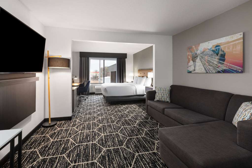 La Quinta Inn & Suites by Wyndham Meridian - photo 30