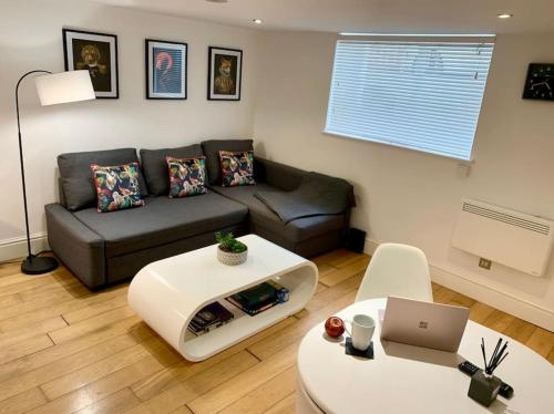 Period Apartment for 3 Near Uni Hospital and Town Centre Parking