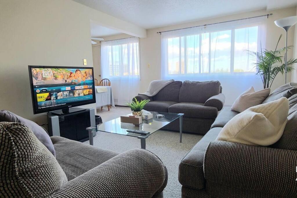 Right Next To West Edmonton Mall With Free Parking — 4-Star Luxury Hotel in Edmonton, Canada