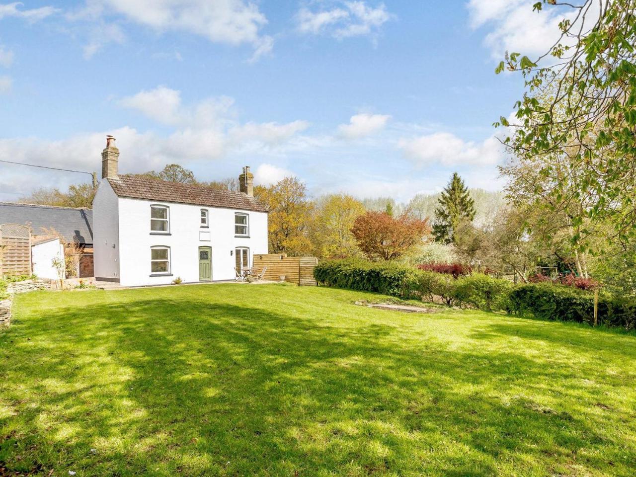 Spinney Cottage — 4-Star Luxury Hotel in Woodford, United Kingdom