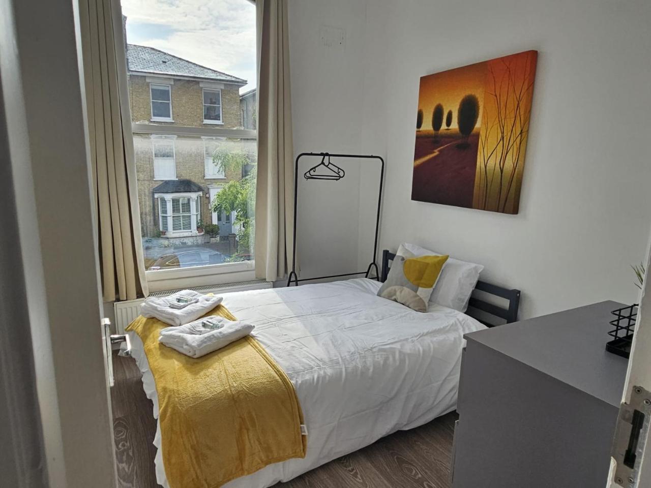 3 Bedroom Apartment in Finsbury Park — 4-Star Luxury Hotel in London, United Kingdom