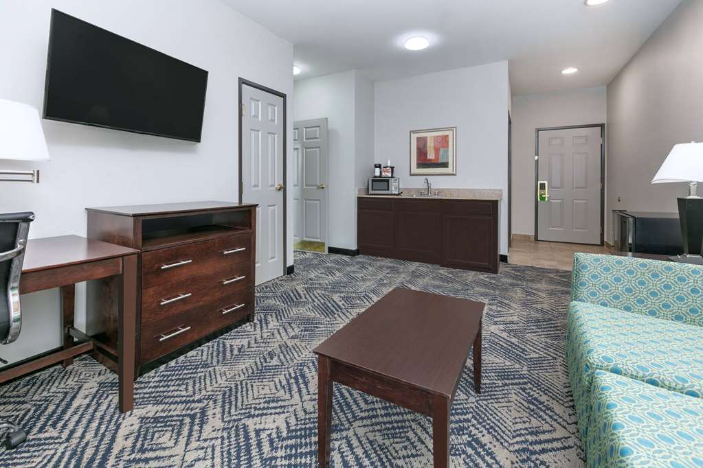 La Quinta Inn & Suites by Wyndham Tulsa Airpt Expo Square - photo 53