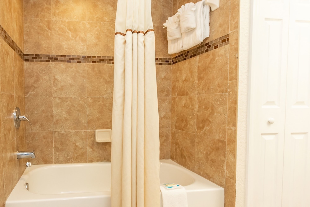 Coconut Cove All Suite Hotel - photo 8
