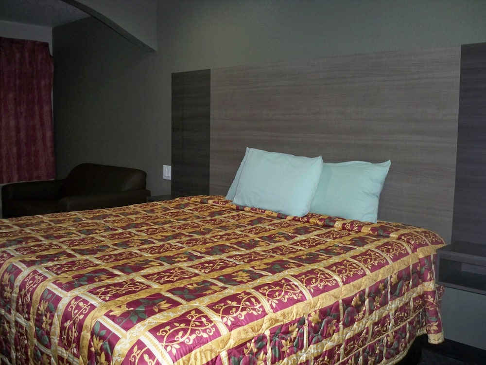 Scottish Inn & Suites - photo 7